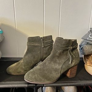 Brand new Violet & Red Jenna Suede Bootie size 9.5 in olive